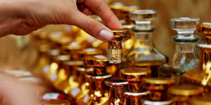 Kashmiri vs. Moroccan Oud: Choosing the Right Oud for Your Style