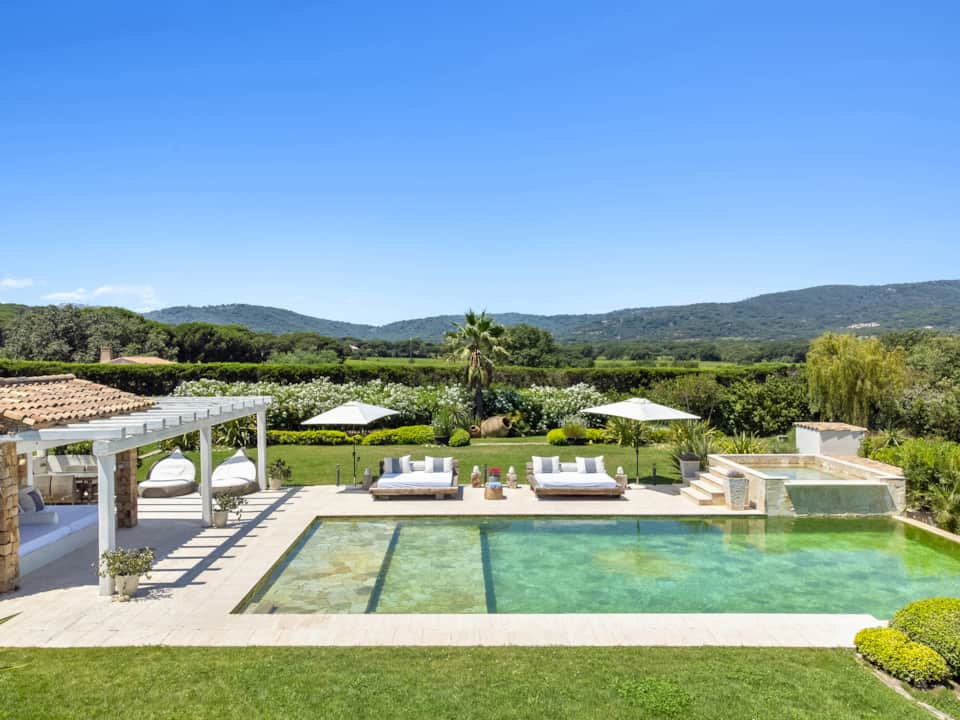 The Allure of the Azure Coast: What Defines a Premier Villa Experience?